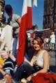 2005.08.18.-judith und fahne Unter der sterreichischen Fahne auf der 'Dom-Platte'